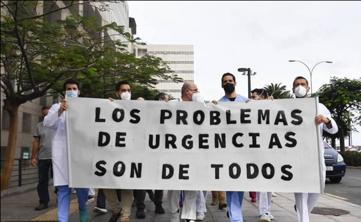Protesta del personal sanitario en el exterior del Hospital Insular, en la capital grancanaria