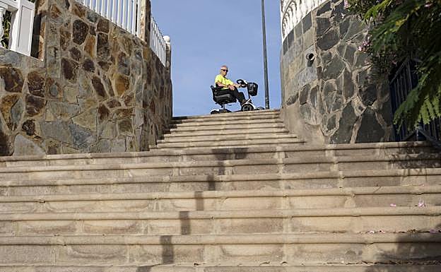 Per Pettersen, en lo alto de la escalera. Es su barrera con el resto del mundo. 