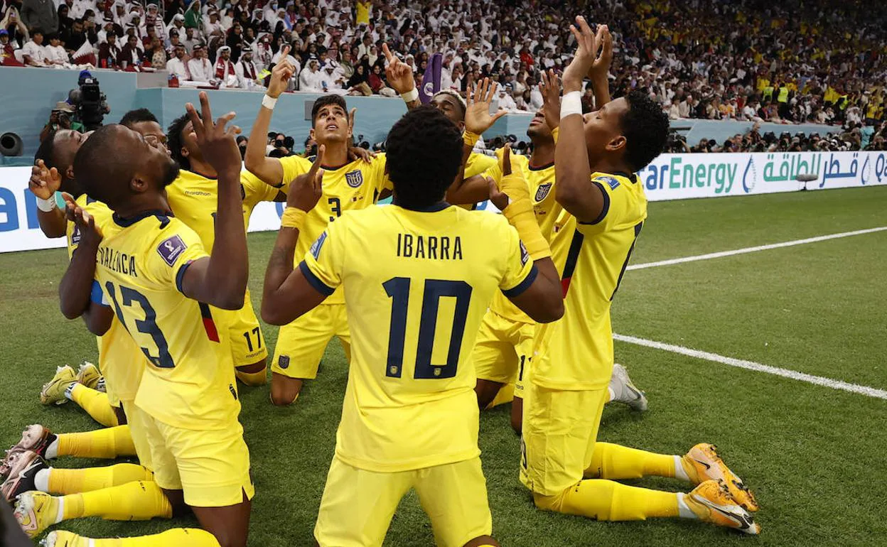 Los jugadores de Ecuador celebran uno de los tantos.