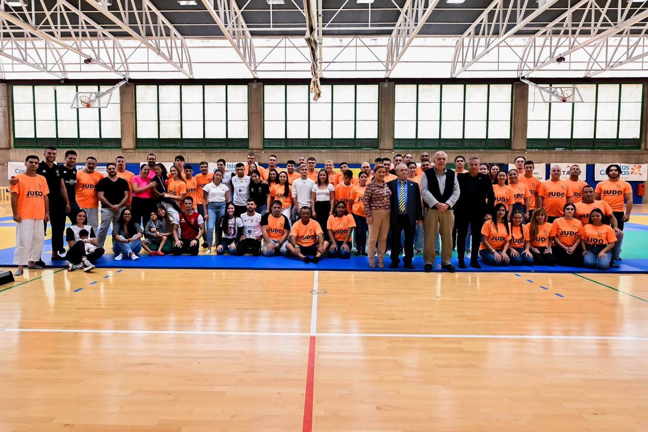 Foto de familia de los participantes y del equipo organizador del torneo. 