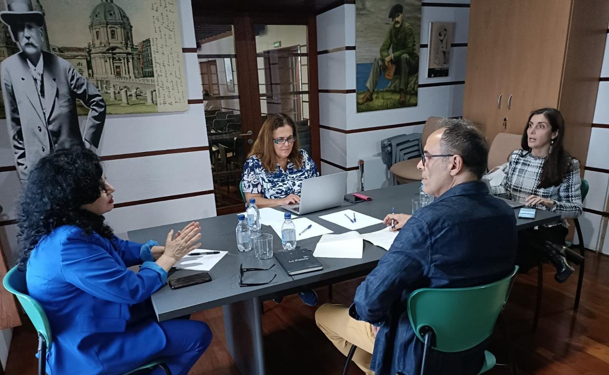 De izquierda a derecha, Victoria Galván, Alicia Llarena, José Luis Correa y Espido Freire, durante la reunión del jurado. 