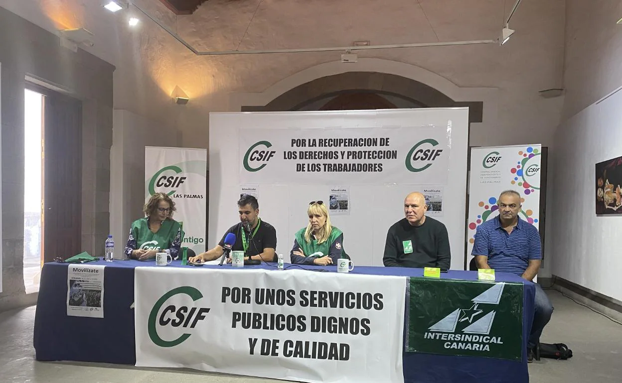 Varios representantes del CSIF e Intersindical, en la rueda de prensa. Frente a los micros, Armando Martín. 