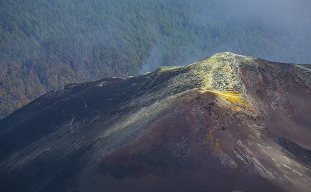 El cono del volcán Tajogaite emite unas ocho toneladas diarias de dióxido de azufre 