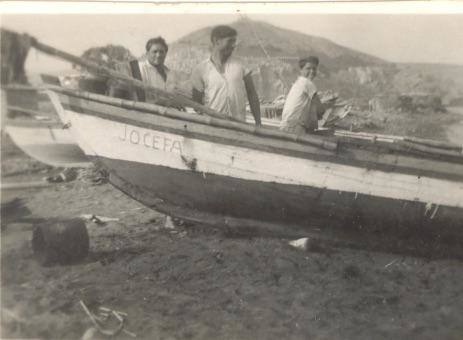 Parientes marinos de Juan con el barco de la familia, el Jocefa. 