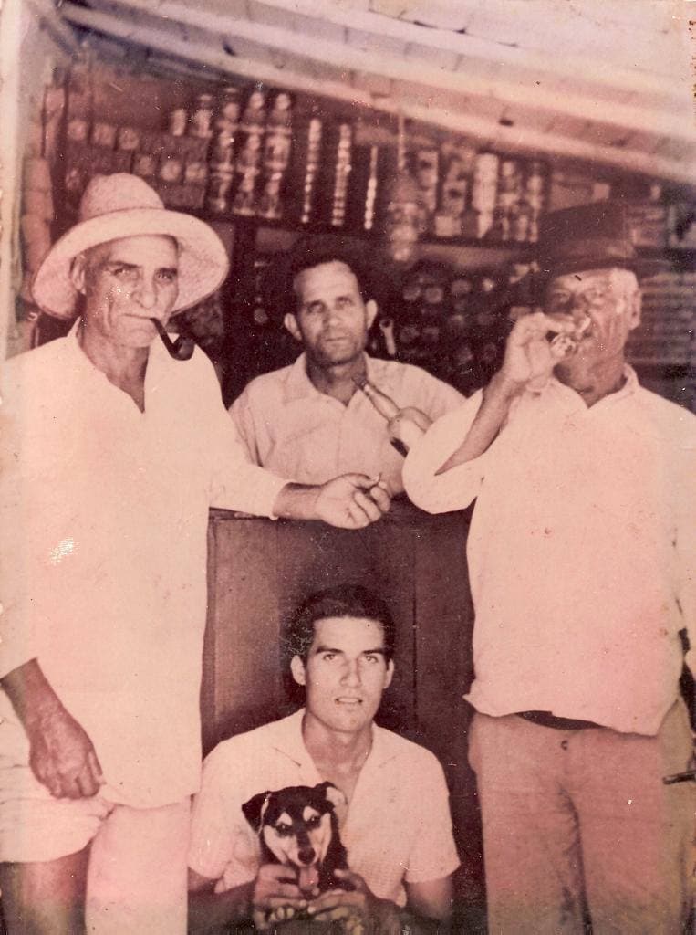 Detrás de la barra está su padre, Domingo Moreno Martín, el fundador del bar Playa. Agachado, Juan Moreno Artiles. A los lados, vecinos marinos de El Pajar. 