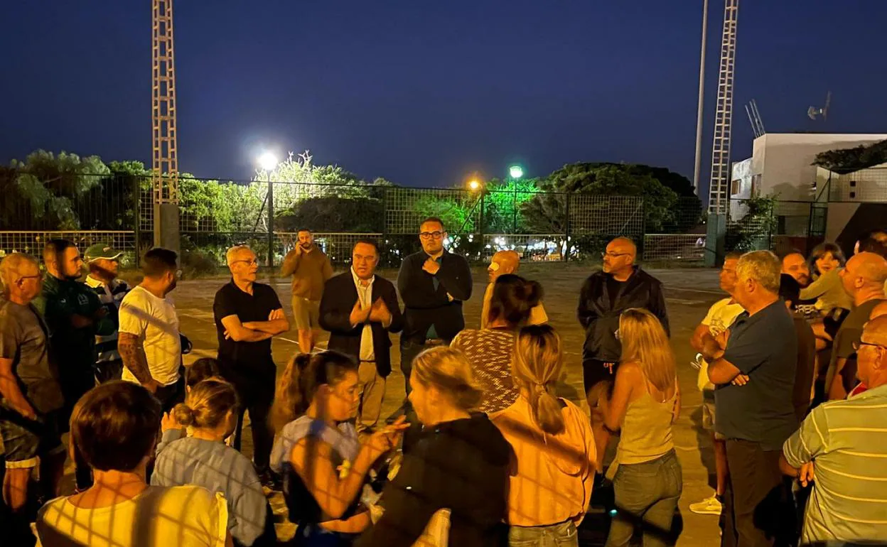 En la imagen, reunión que mantuvieron dirigentes del PP con los vecinos de Las Majoreras. 