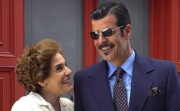 Anabel Alonso y Andoni Ferreño caracterizados como Benigna y Lorenzo. 