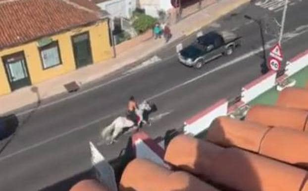 Imagen del momento en que el joven cabalga por Santa Úrsula. 