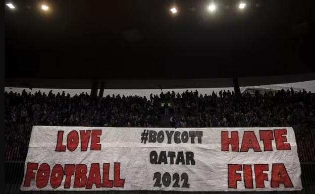 La adjudicación de la Copa del Mundo de 2022 a Qatar por parte de la FIFA provocó la ira de algunos aficionados.