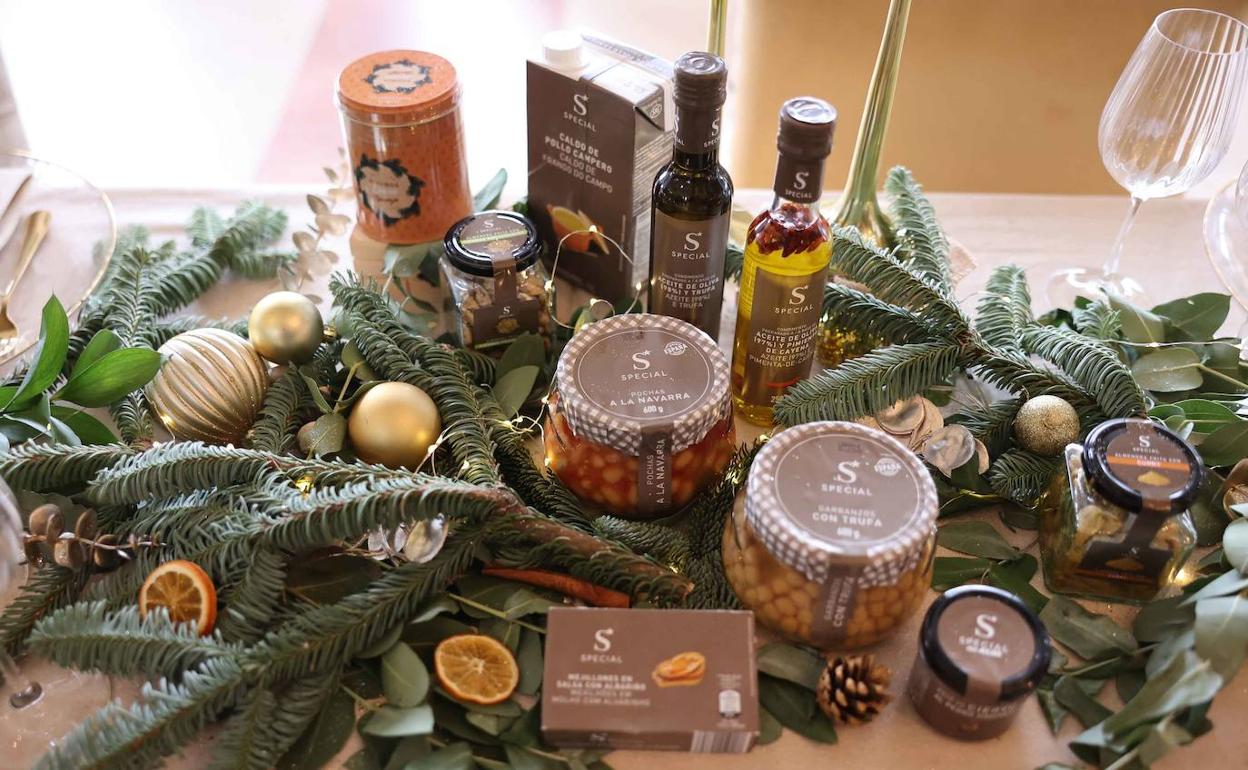 Mesa navideña con productos de Aldi. 