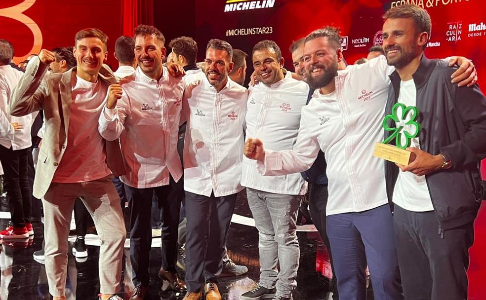 La representación canaria en la gala, con Abraham Ortega y Borja Marrero a la derecha. 