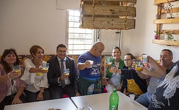 Tras la visita inaugural, brindaron con zumo natural de mango. 