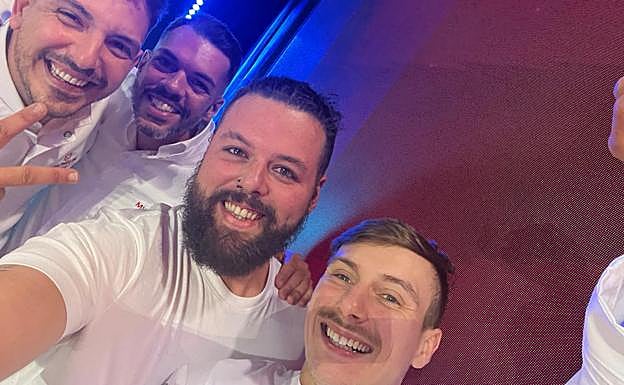 Selfie de los galardonados, con Abarham Ortega y Aser Martín a la izquierda. 