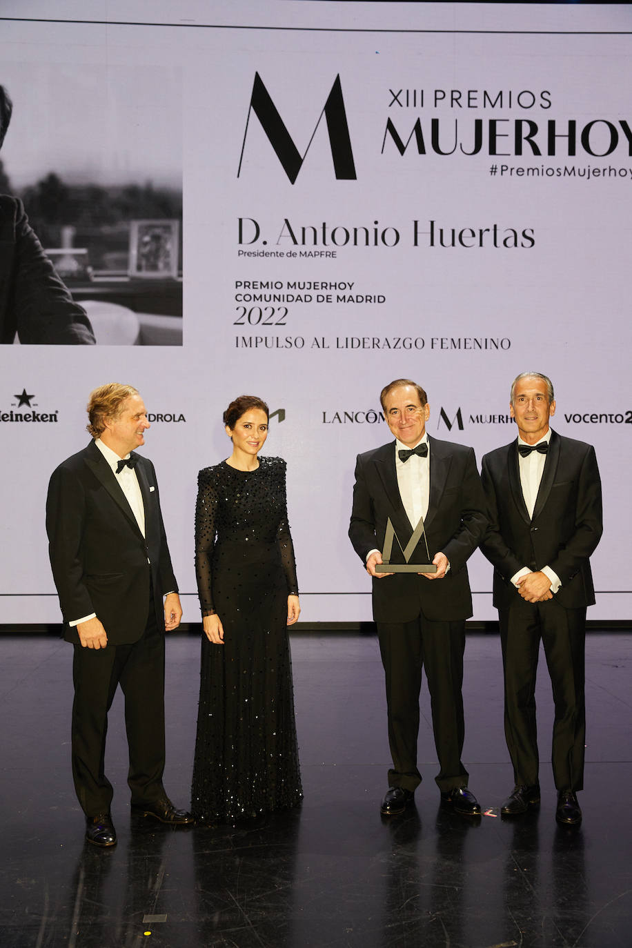 A Antonio Huertas le entregaron el premio Ignacio Ybarra. presidente de Vocento, Isabel Díaz Ayuso, presidenta de la Comunidad de Madrid, y Emilio Herrea, presidente de Kia. 
