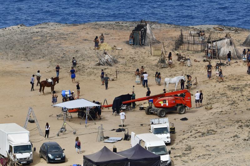 Imagen secundaria 1 - Imágenes del rodaje de 'Zorro' en la costa de Arucas. 