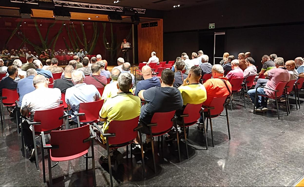 Los transportistas de Asemtra durante la anterior asamblea, celebrada en la sede de CANARIAS7. 