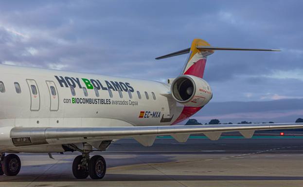Un avión de Iberia Express avisa a los pasajeros de que ese día vuelan con biocombustible en Sevilla. 