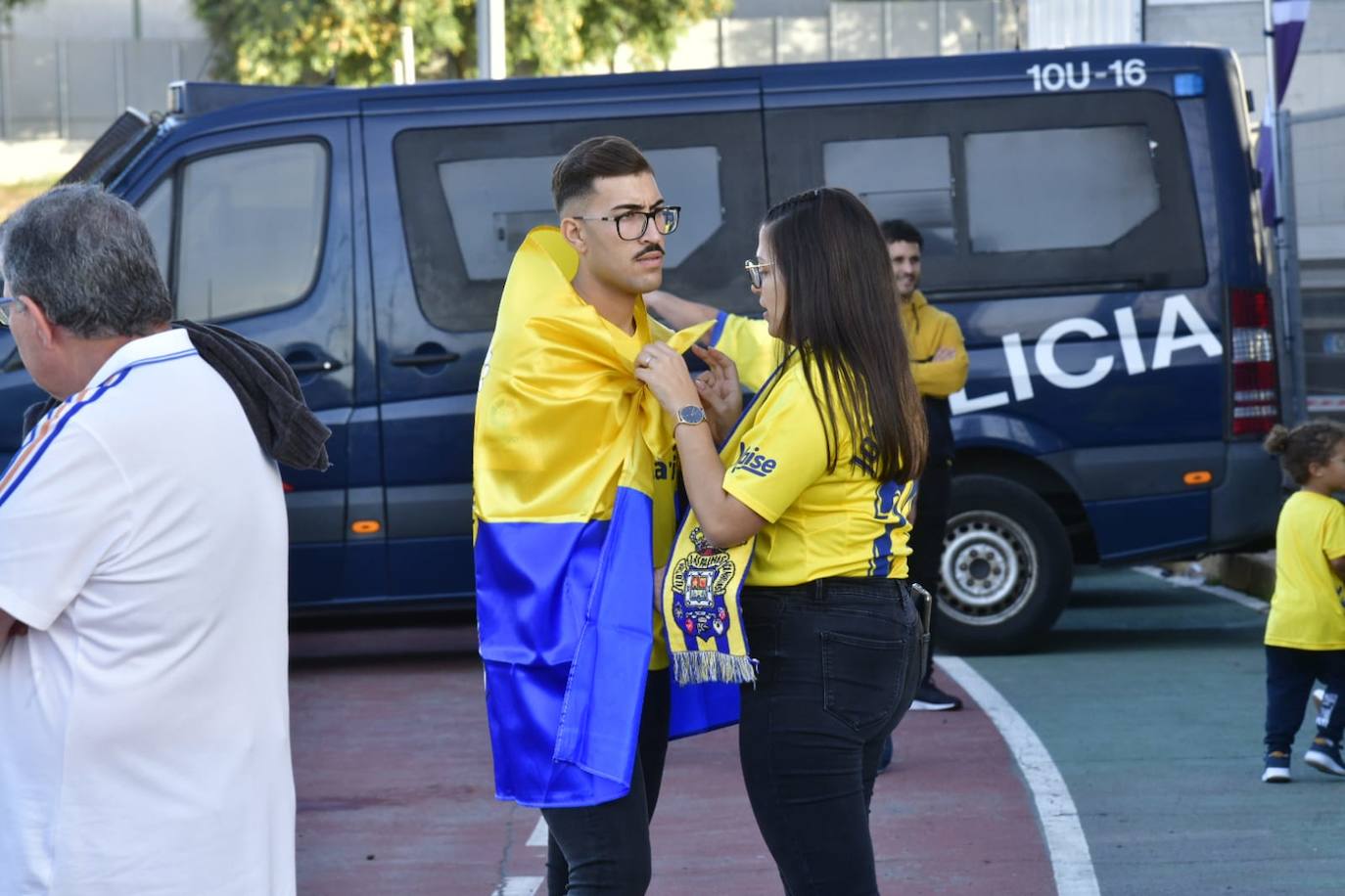 Un aficionado muestra la bandera de la UD Las Palmas. 