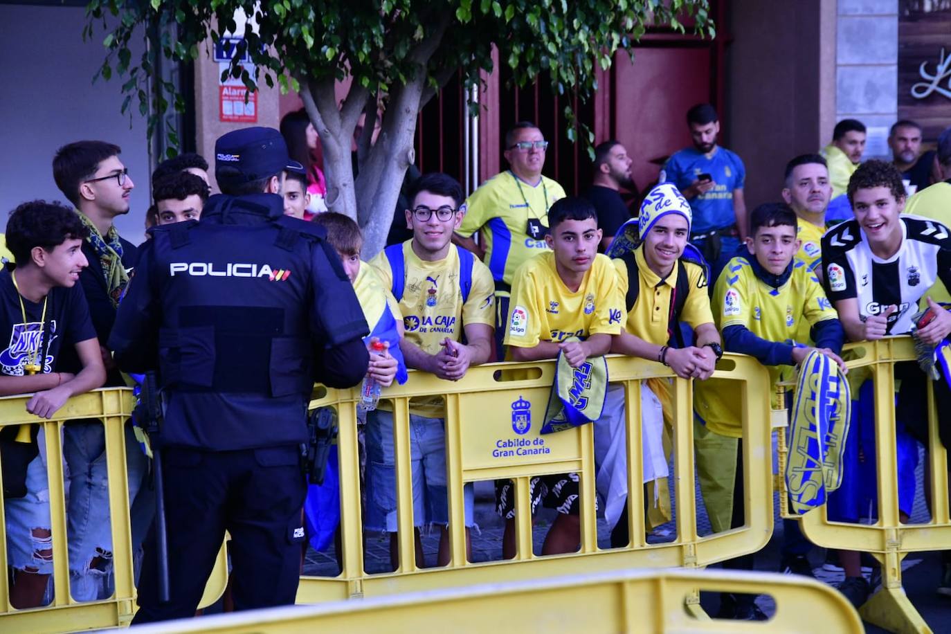 Un aficionado muestra la bandera de la UD Las Palmas. 