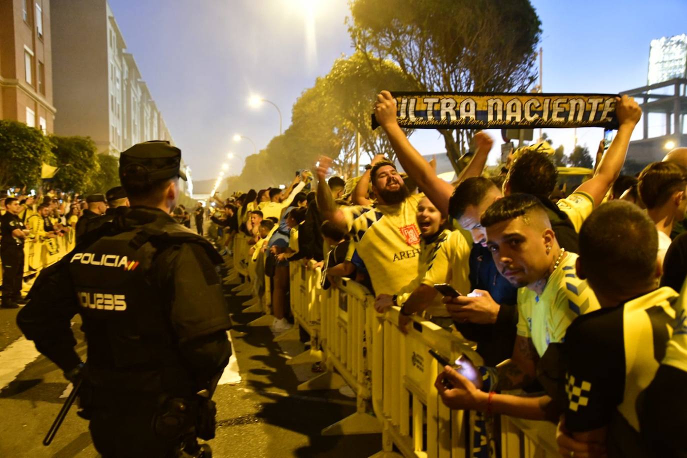 Un aficionado muestra la bandera de la UD Las Palmas. 