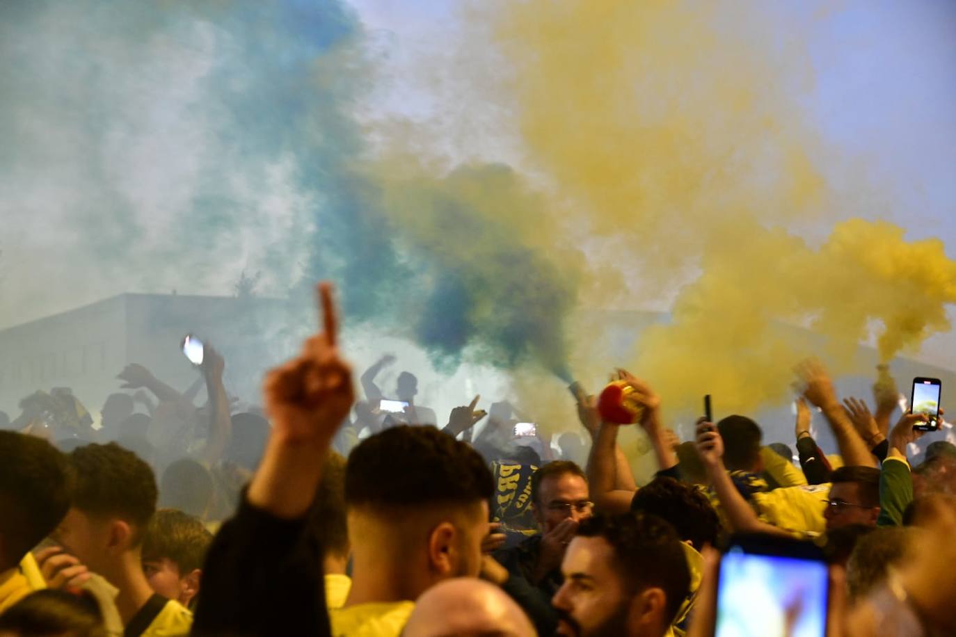 Un aficionado muestra la bandera de la UD Las Palmas. 