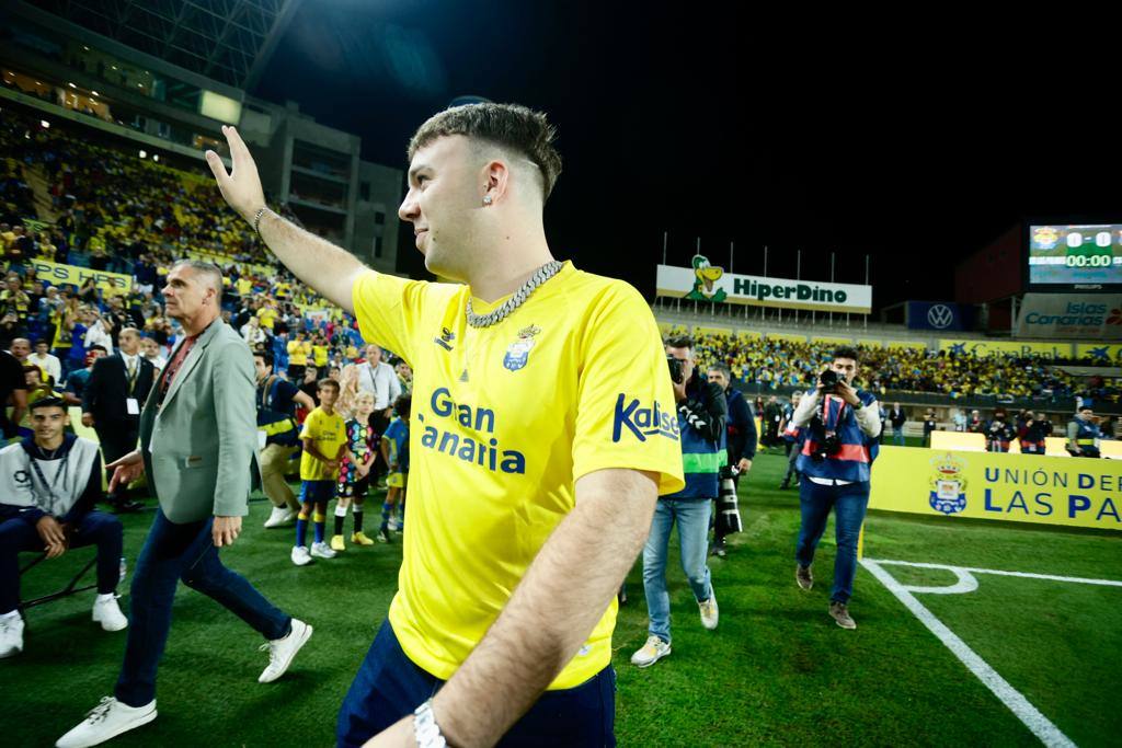 Fotos: Quevedo realiza el saque de honor en el derbi canario