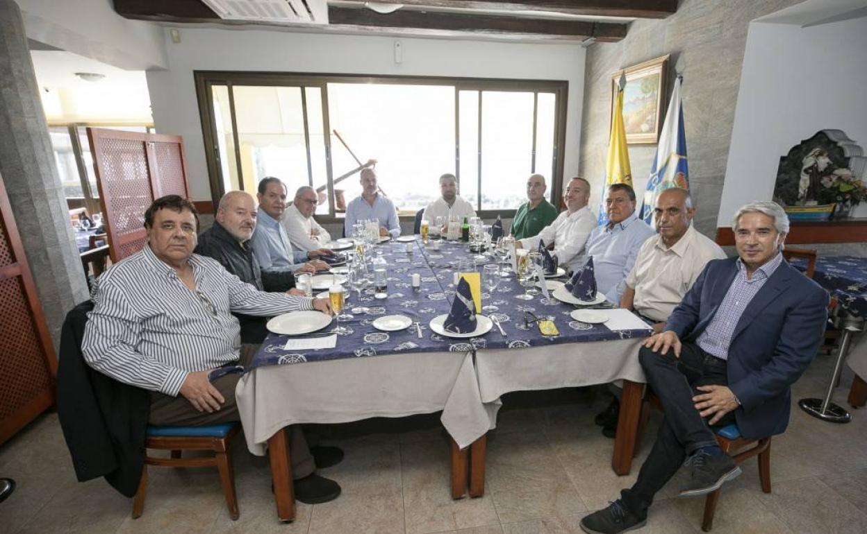 Almuerzo de las directivas en La Marinera. 