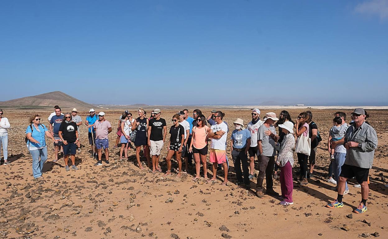 Un momento de la manifestación de ayer en protesta por los estudios audiovisuales cerca del Parque Natural de las Dunas de Corralejo. 