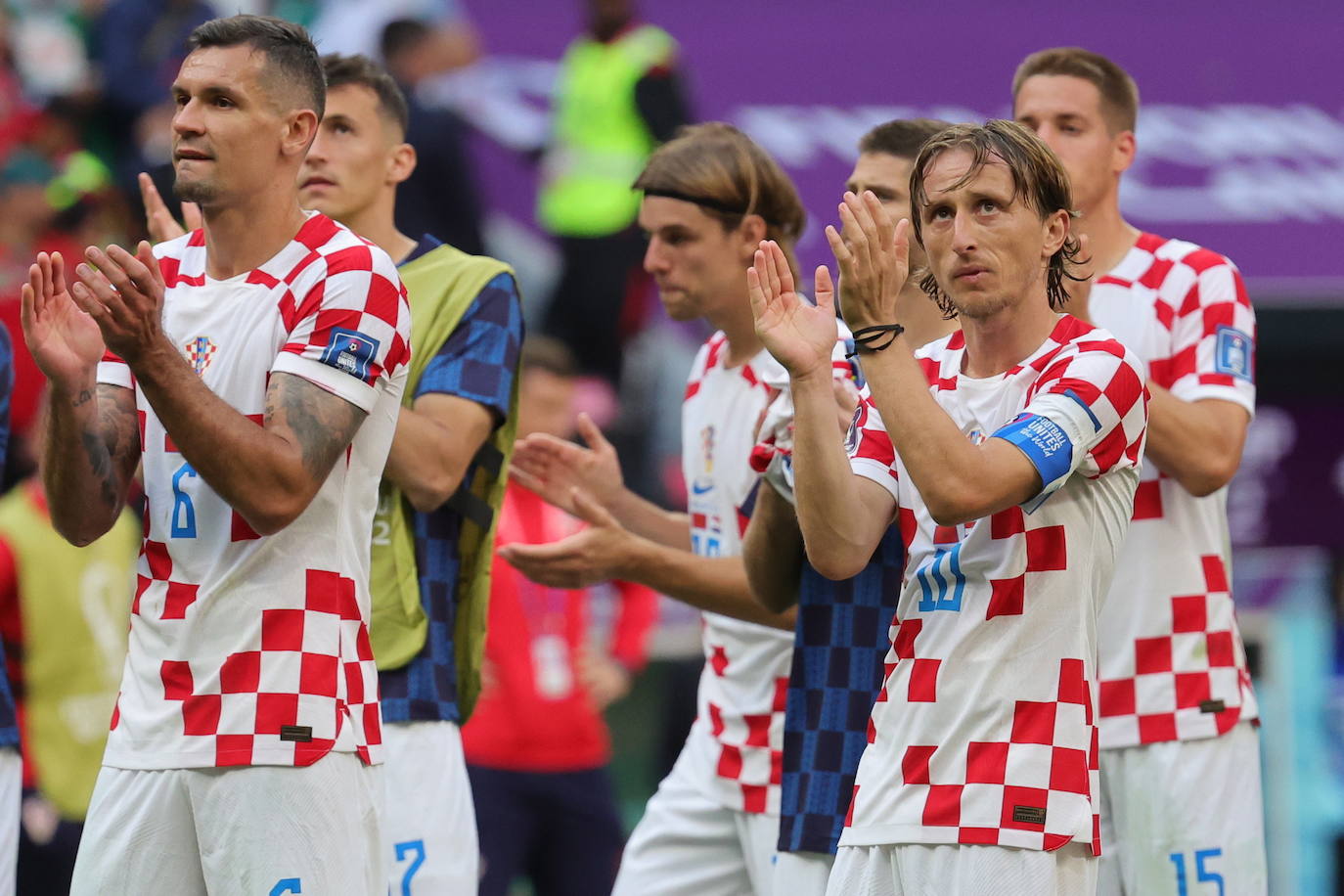 Modric y sus compañeros aplauden a la afición en el primer partido del Mundial