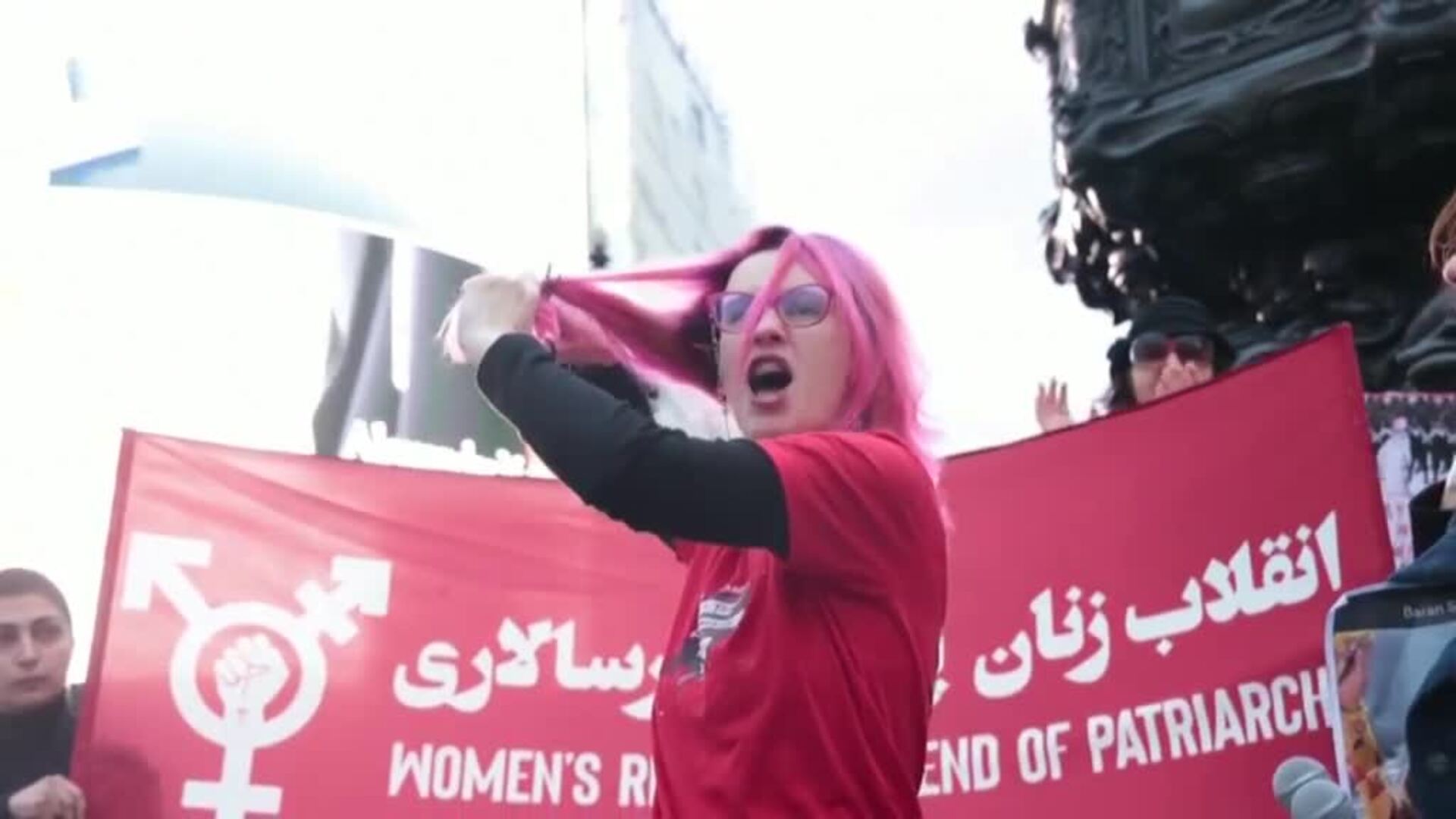 Mechones de pelo en Piccadilly Circus en apoyo a las mujeres de Irán