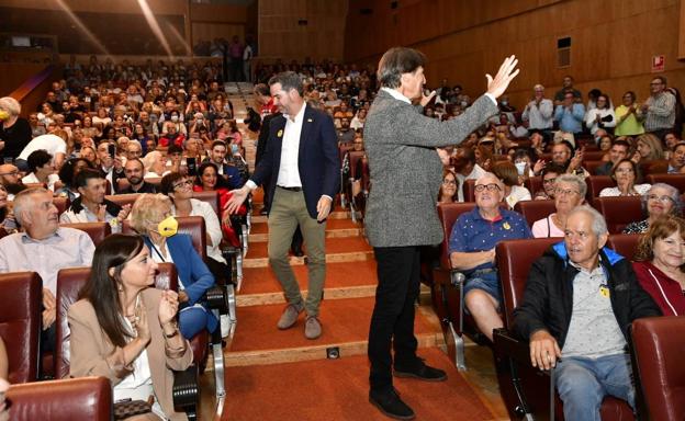 El candidato de UxGC celebra a los asistentes al evento del pasado viernes en Infecar. 