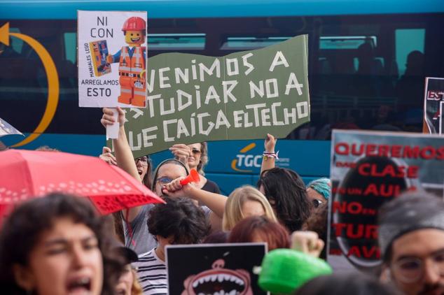Fotos:Escuela de Arte y Superior de Diseño de Gran Canaria sale a la calle a protestar