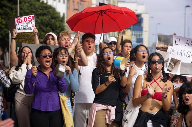 Fotos:Escuela de Arte y Superior de Diseño de Gran Canaria sale a la calle a protestar