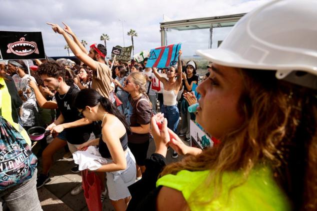 Fotos:Escuela de Arte y Superior de Diseño de Gran Canaria sale a la calle a protestar