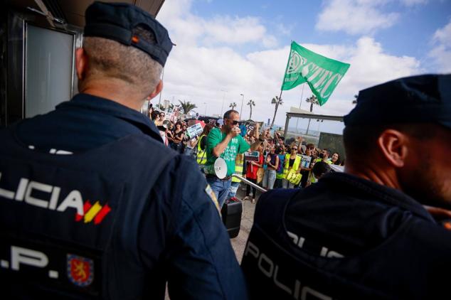 Fotos:Escuela de Arte y Superior de Diseño de Gran Canaria sale a la calle a protestar