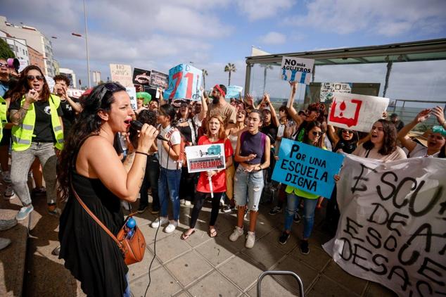 Fotos:Escuela de Arte y Superior de Diseño de Gran Canaria sale a la calle a protestar