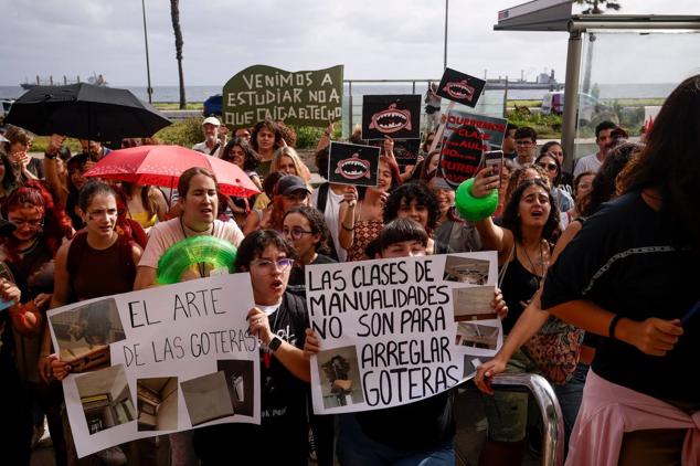 Fotos:Escuela de Arte y Superior de Diseño de Gran Canaria sale a la calle a protestar