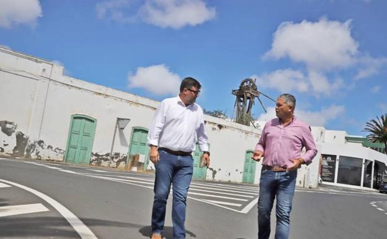 Isidro Pérez y Alfredo Mendoza en el espacio a mejorar en San Bartolomé. 