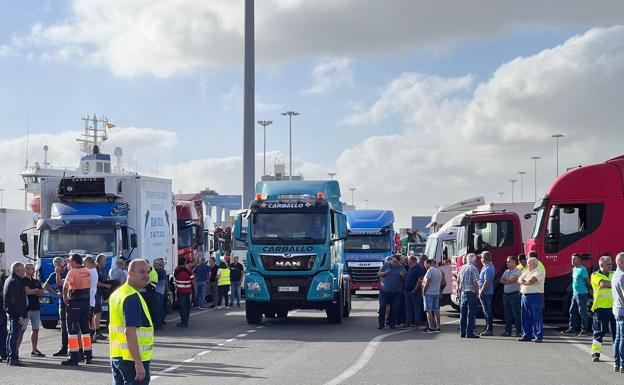 Los transportistas inician la concentración en el muelle. 