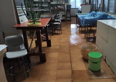 Imagen secundaria 1 - Imágenes de aulas afectadas por la lluvia. 