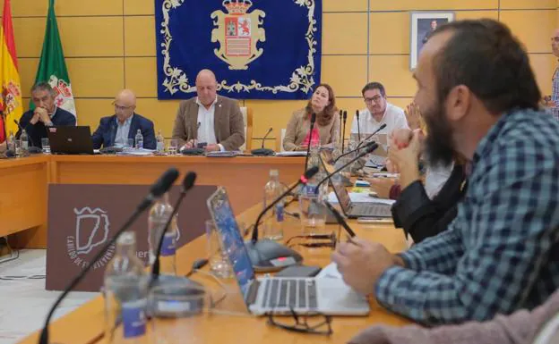 Imagen principal - Protestas durante el pleno. 