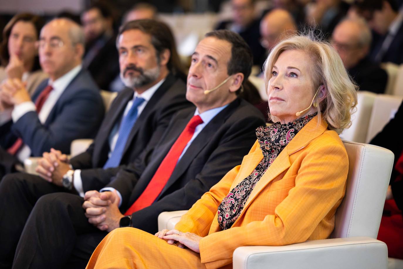 María Dolores Dancausa, consejera delegada de Bankinter, junto a Gonzalo Gortázar, consejero delegado de CaixaBank. 