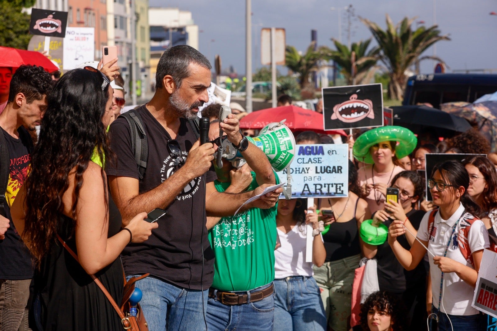 Imagen principal - Durante la manifestación, este lunes. 