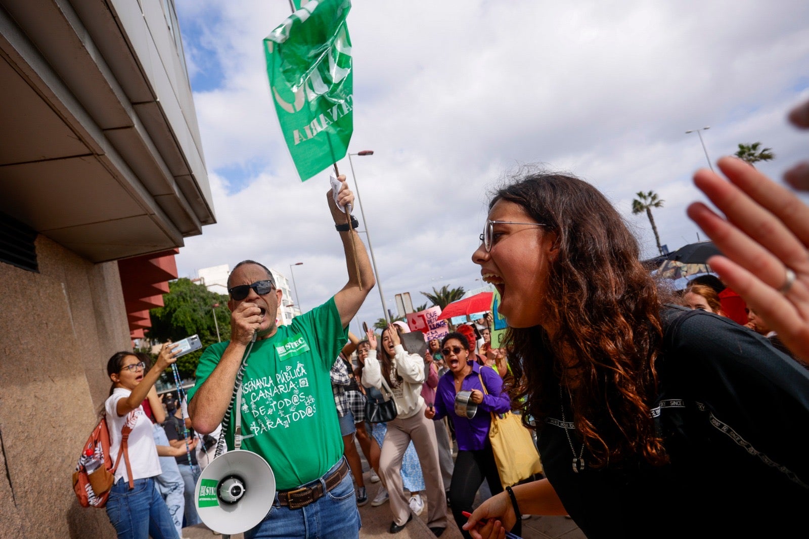 Imagen secundaria 2 - Durante la manifestación, este lunes. 