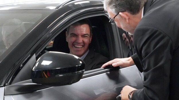 José Vicente de los Mozos junto con el presidente del Gobierno, Pedro Sánchez, dentro de un Renault Austral