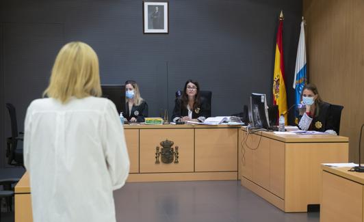 Fayna Bethencourt, de espaldas durante el juicio. 