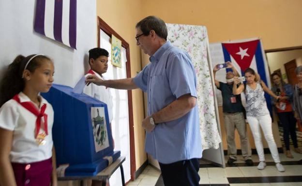 Un votante deposita su papeleta en una urna situada en un colegio electoral de La Habana, este pasado domingo.