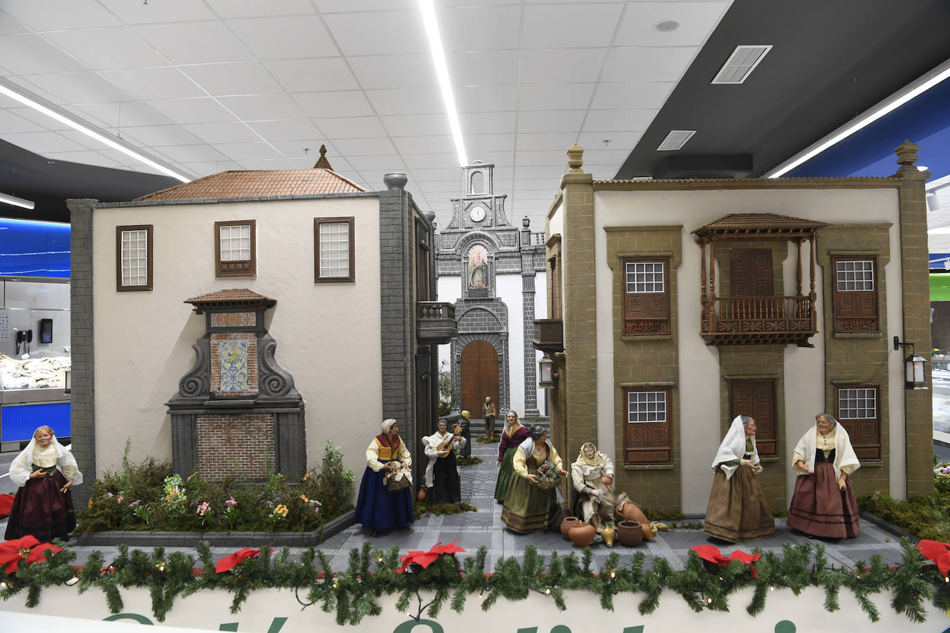 Fotos: HiperDino presenta su Belén, que este año cuenta con 200 piezas