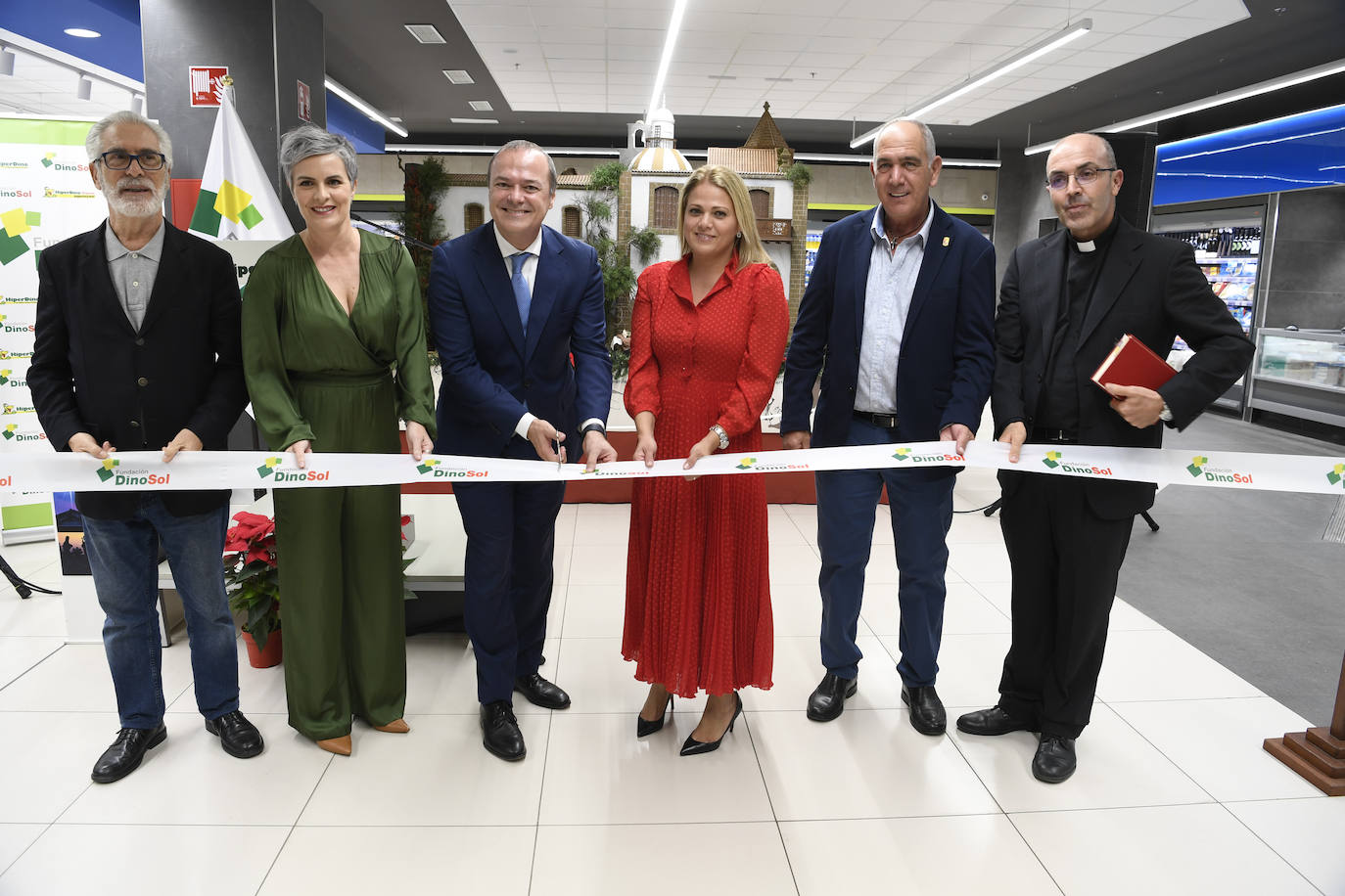 Fotos: HiperDino presenta su Belén, que este año cuenta con 200 piezas