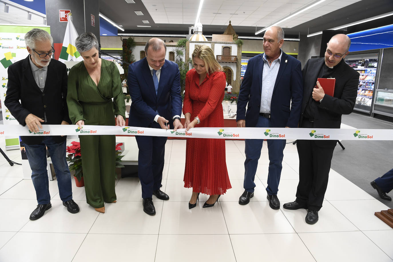 Fotos: HiperDino presenta su Belén, que este año cuenta con 200 piezas